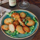 Pečeni mladi krompir sa belim lukom