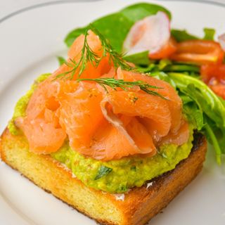  ავოკადოს ტოსტი შებოლილი ორაგულით