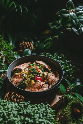 Салат с запеченным ростбифом, овощами и соусом"Сладкий чили"