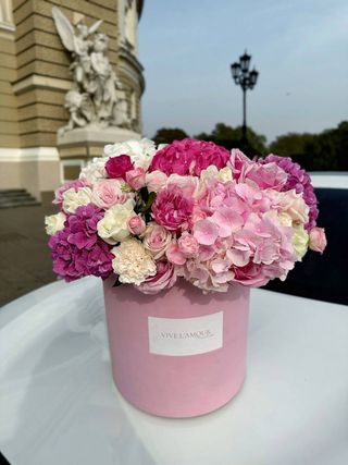 Композиція рожева в коробці