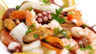 Insalata di mare e pomodoro ciliegino