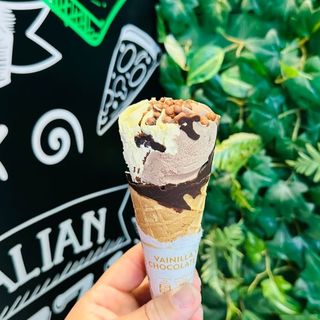 > CUCURUCHO DE VAINILLA Y CHOCOLATE