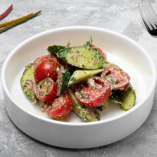 კიტრი პომიდორის სალათა ნიგვზით