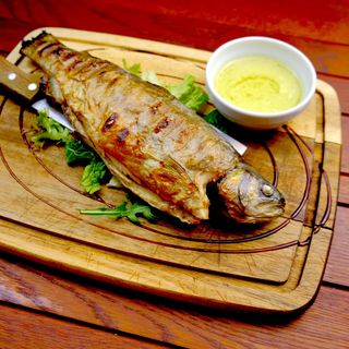 păstrăv pe plită* cu mujdei și mămăligă  