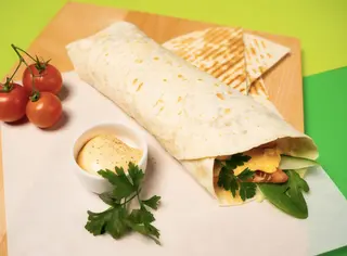 Wrap z jajecznicą, warzywami, boczkiem