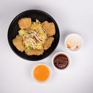 Ryż smażony z kurczakiem w panierce