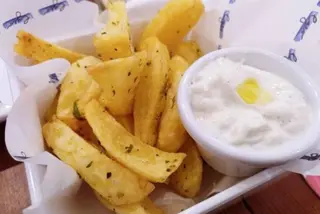 Patatas Fritas Con Tzatziki