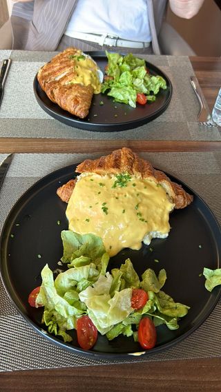 Grand Croissant Aux Œufs Brouillés