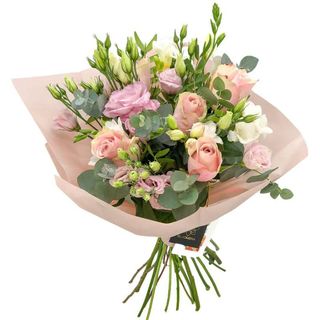 Buchet de flori in nuante de roz cu trandafiri lisantus si frezii