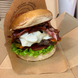 Burger z serem i bekonem