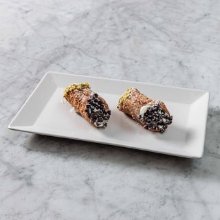 Cannolo siciliano alla ricotta con granella di cioccolato