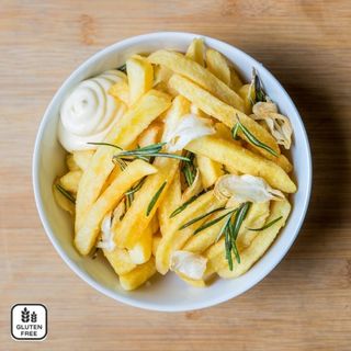 Batatas Fritas Crocantes com Alho e Alecrim e Maionese de Alho e Pimenta