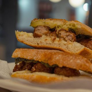 Bocadillo de albóndigas