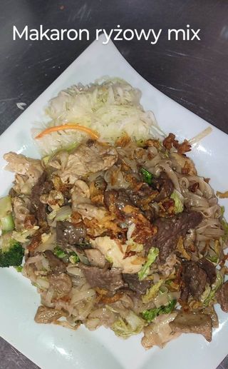 Makaron ryżowy smażony z mięsem mix