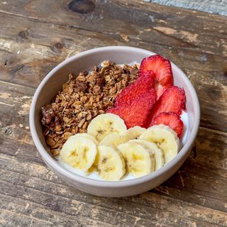 Bowl de yogur ecológico con plátano, fresas y granola casera PANDELINO