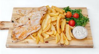 Grill pileća prsa s krumpirićima i umakom od vrhnja i vlasca