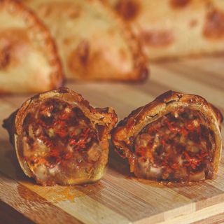 Empanada de chorizo picante y queso  (1 ud.)