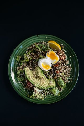 Салат з кіноа, авокадо, яйцем, тапенадою та насінням соняшника (250г)