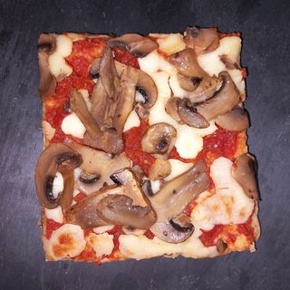 Pizza De Champiñones (Porción)