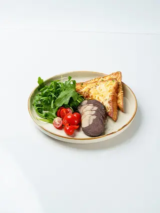 Завтрак с гренками и чучуком (290г)