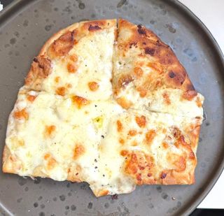 Mezza pinsa cacio e pepe
