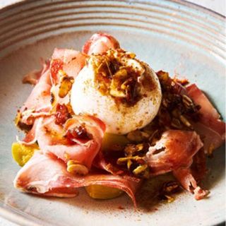 Insalata Burrata Italiana Con Polvo De Tomate Y Speck