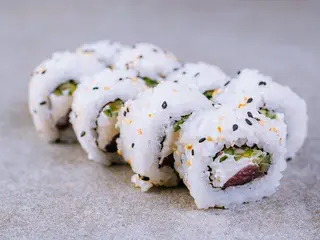 КАЛІФОРНІЯ З ТУНЦЕМ В КУНЖУТІ (210g)