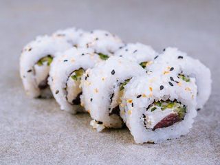 КАЛІФОРНІЯ З ТУНЦЕМ В КУНЖУТІ (210g)