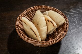 Turtă pe plită cu usturoi și oregano