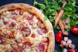 Pizza Cuatro Carnes (32 cm.)