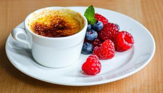 Coppa creme brulée e frutti di bosco
