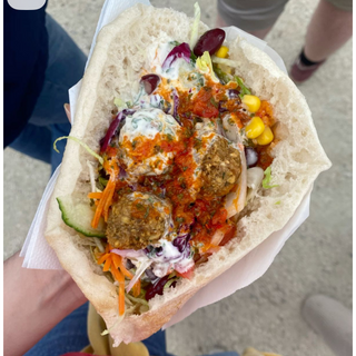 Kebab de falafel con patatas y bebida