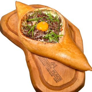 Хачапурі по-аджарськи з мармуровою телятиною 