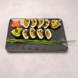 3. Futomaki ser kozi, sałata, łosoś surowy, tykwa, ogórek  10szt