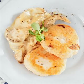 Фирменная котлета из индейки с грибным соусом