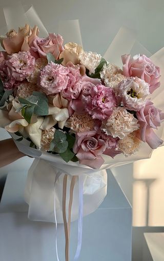 Buchet roz cu trandafiri si lisianthus