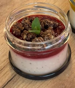 Czekoladowy pudding z tapioki z musem malinowym VEGAN
