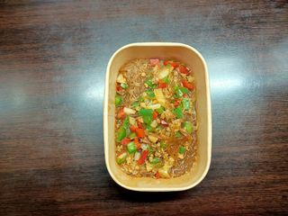 38. Spaghetti di soia saltati con carne e peperoni