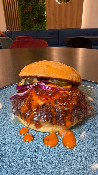 Hamburguesa Emmy Ayuwoky