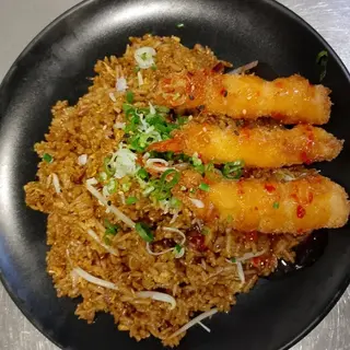 Arroz frito con langostinos de rebozado 