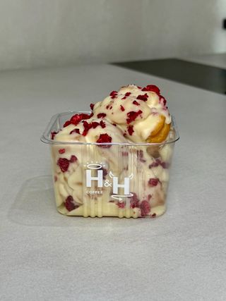 Профітролі з малиною