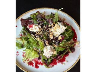 З карамелізованим буряком, вишнею та фетою (250g)