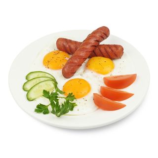 Жареные яйца с сосисками