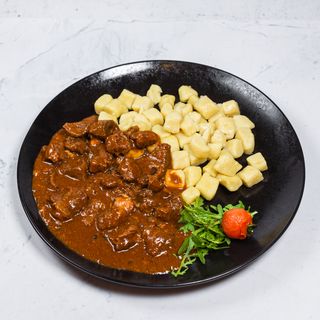 Gulaš od divljači s domaćim njokima