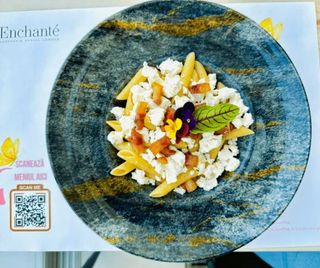 Penne cu slăniniță prăjită și brânză telemea