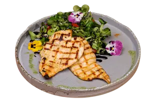Piept de curcan la gratar cu mix de salata