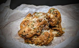 Alitas Con Parmesano Y Ajo (8 Uds.)