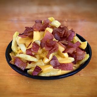 Patatine fritte con salsa cheddar e bacon