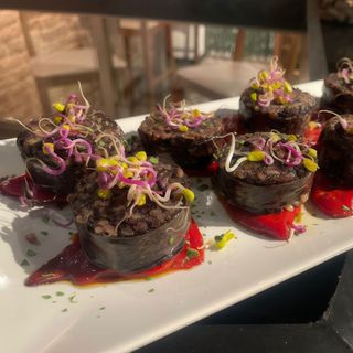 Morcilla crujiente sobre piquillos dulces