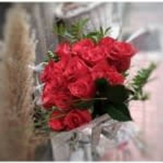 15 crvenih ruža sa dekorativnim zelenilom